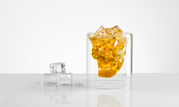 Verre En Forme De Crâne De Whisky Isolé Sur Fond Blanc