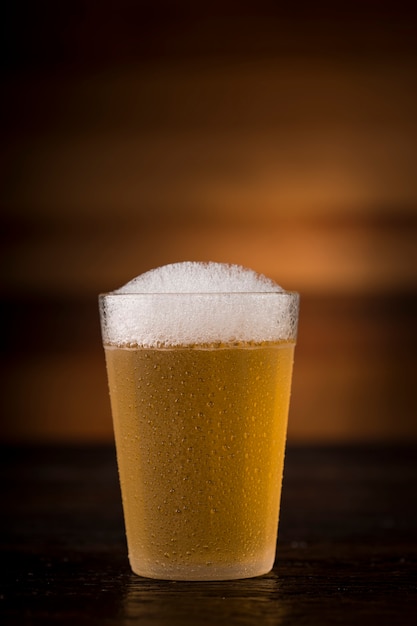 Verre froid rempli de bière