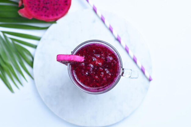 Un verre de fruit du dragon rouge frais ou de jus de smoothie aux fruits pitahaya