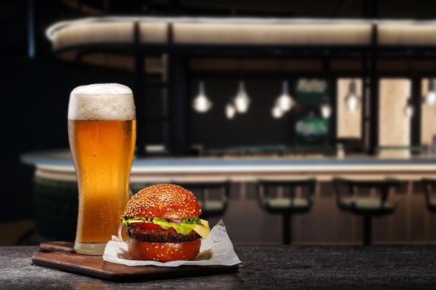 Verre givré de bière légère avec hamburger