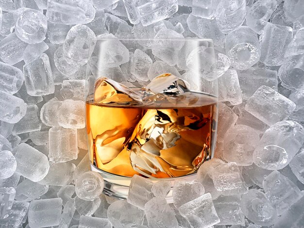 Verre de glace au whisky cubea de boissons juteuses pour divertir lors de fêtes rendu 3d