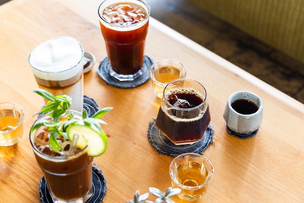 Le verre glacé du café dans le café