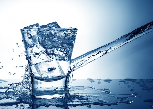 Photo verre avec glace et éclaboussures de liquide