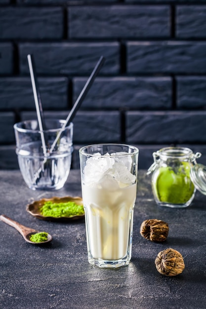 Un verre avec des glaçons et du lait