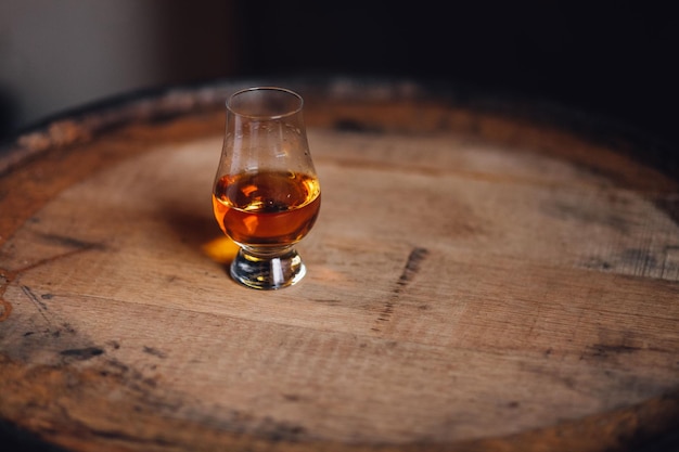 Verre Glencairn sur fût de whisky