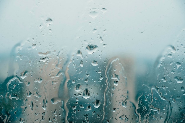 Un verre avec des gouttes d'eau dessus