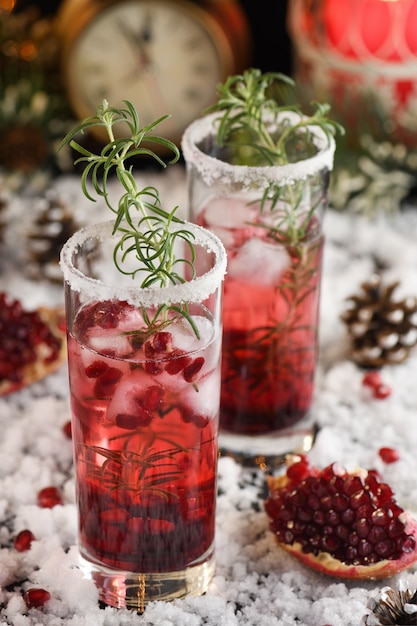 Verre à la grenade Margarita aux canneberges confites, romarin. Cocktail parfait pour une fête de Noël