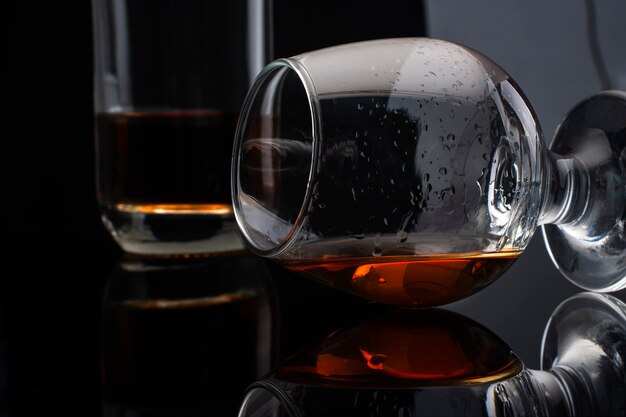 Photo verre inversé avec gros plan de cognac.