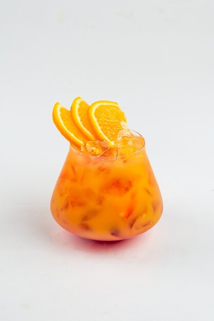 Verre isolé de cocktail sucré aux agrumes orange