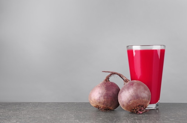 Verre de jus de betterave frais sur table