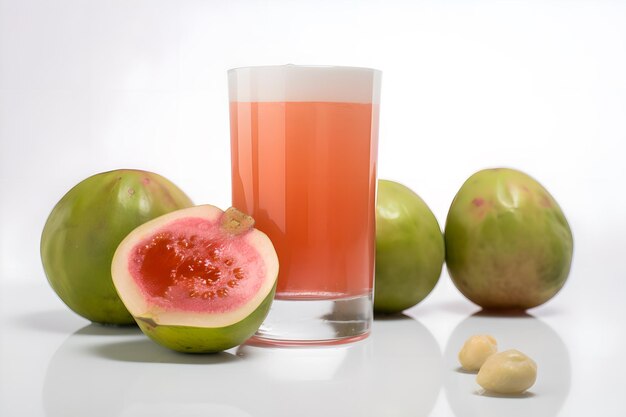 Un verre de jus avec un bouquet de fruits à côté