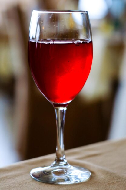 Photo verre de jus de canneberge rouge frais coloré libre dans le restaurant sergiev posad dans la région de moscou russie