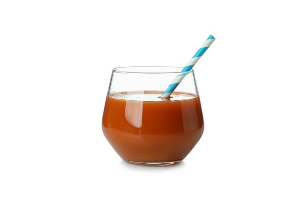 Verre de jus de carotte isolé sur fond blanc isolé