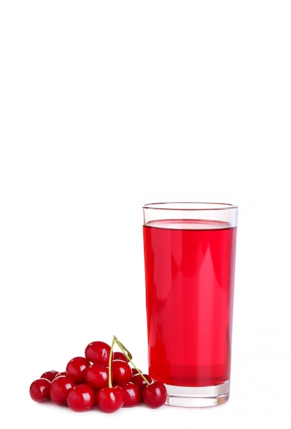 Verre de jus de cerise et baies isolées sur blanc