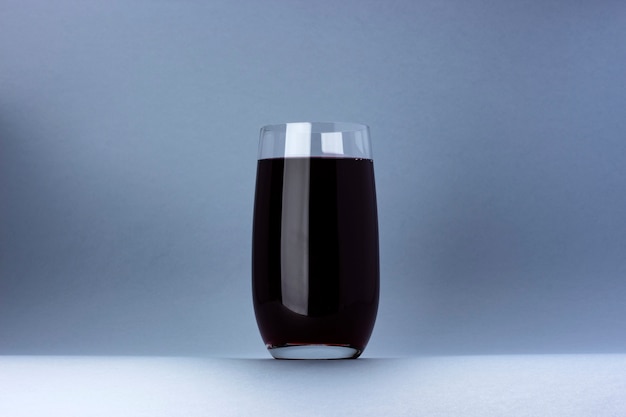 Verre de jus de cerise isolé sur fond blanc avec espace de copie