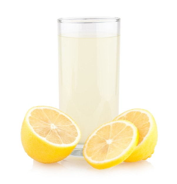 Verre de jus de citron avec des citrons