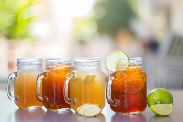 verre de jus de citron sur une table grise.