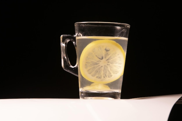 Un verre de jus de citron vert contient de la vitamine C