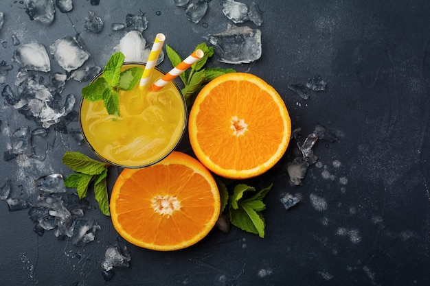 Verre de jus avec des feuilles de menthe et de la glace sombre vieille pierre rustique