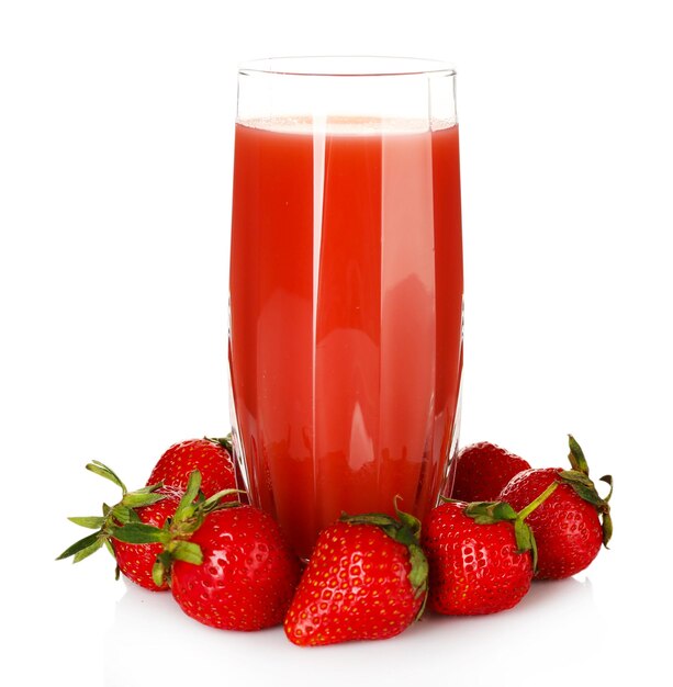 Verre de jus de fraise frais isolé sur blanc