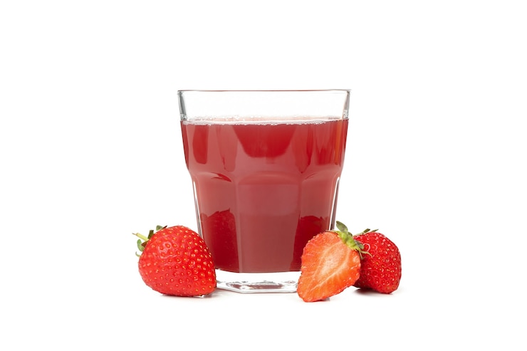 Photo verre de jus de fraise isolé sur blanc