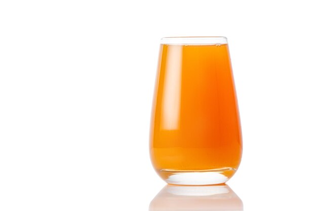 Photo le verre de jus de fruit sur fond blanc