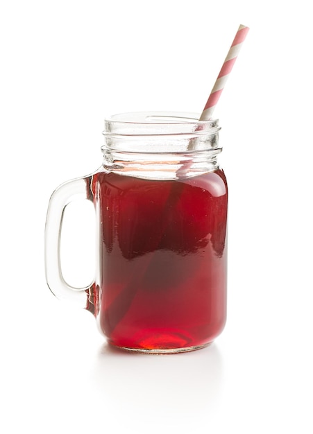 Verre de jus fruité avec paille isolé sur fond blanc