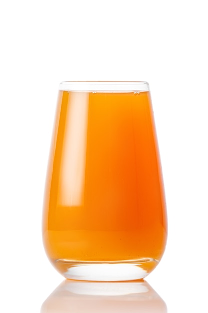 Le verre de jus de fruits sur fond blanc.