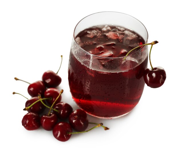 Verre de jus de fruits frais aux cerises sur blanc