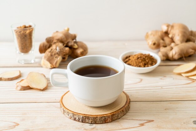 verre de jus de gingembre chaud et sucré aux racines de gingembre - style de boisson saine