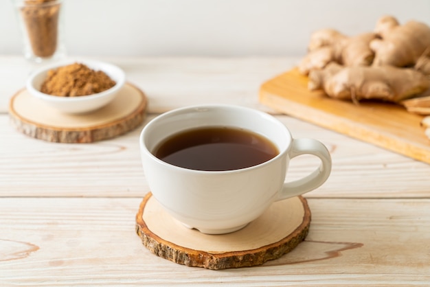 Verre de jus de gingembre chaud et sucré aux racines de gingembre