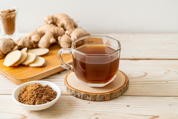 verre de jus de gingembre chaud et sucré avec des racines de gingembre - Style de boisson saine