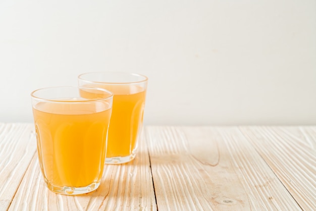 verre de jus de gingembre frais et chaud aux racines de gingembre - style de boisson saine