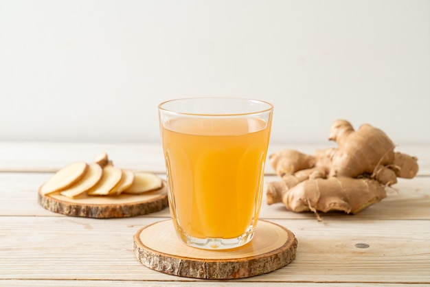 Verre de jus de gingembre frais et chaud avec des racines de gingembre - Style de boisson saine