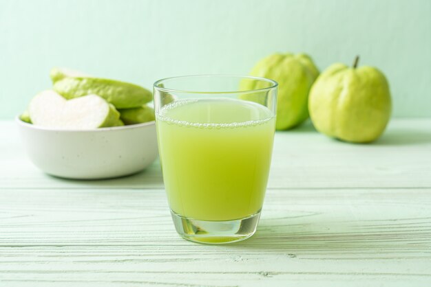 verre de jus de goyave frais avec des fruits de goyave frais