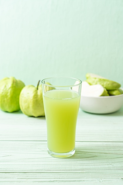 verre de jus de goyave frais avec des fruits de goyave frais