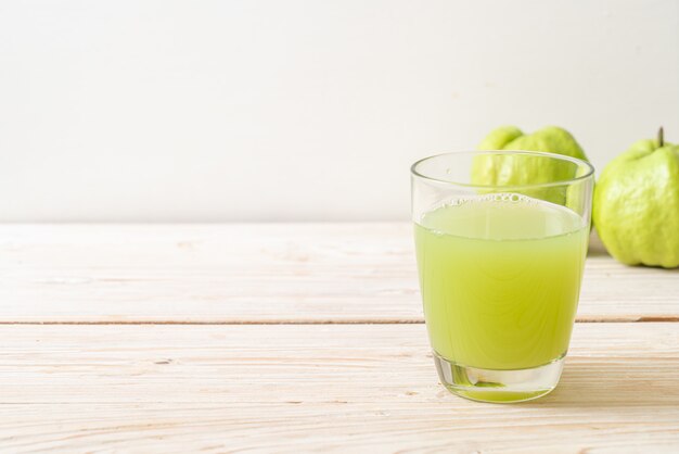 verre de jus de goyave frais avec des fruits de goyave frais