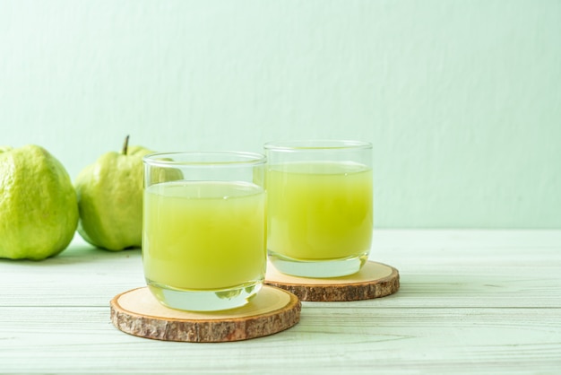 verre de jus de goyave frais avec des fruits de goyave frais