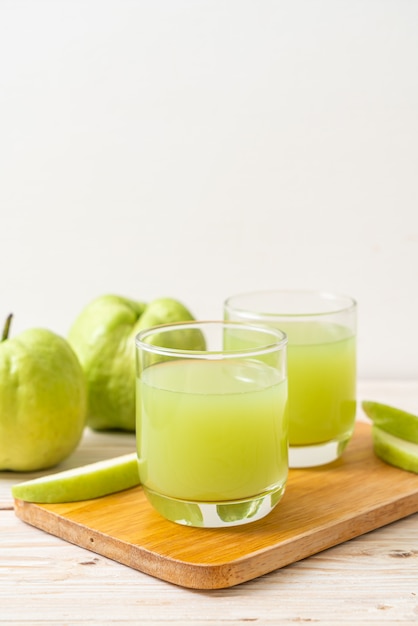 verre de jus de goyave frais avec des fruits de goyave frais