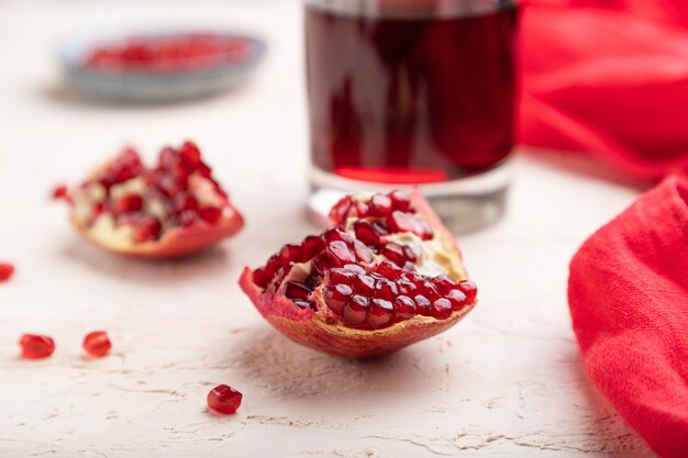 Verre de jus de grenade et fruit de grenade