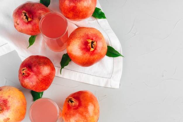 Verre de jus de grenade et fruits sur une table