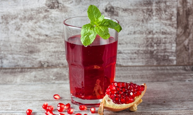 Un verre de jus de grenade