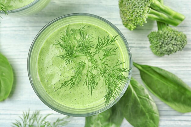 Verre de jus de légumes frais sur fond de bois