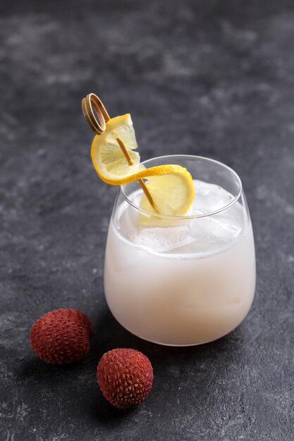 Photo un verre de jus de litchi frais et froid