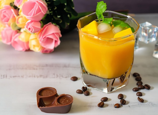 Un verre de jus de mangue en été avec des feuilles de menthe