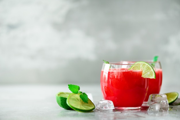 Verre de jus de melon d&#39;eau frais avec citron vert, menthe, glace