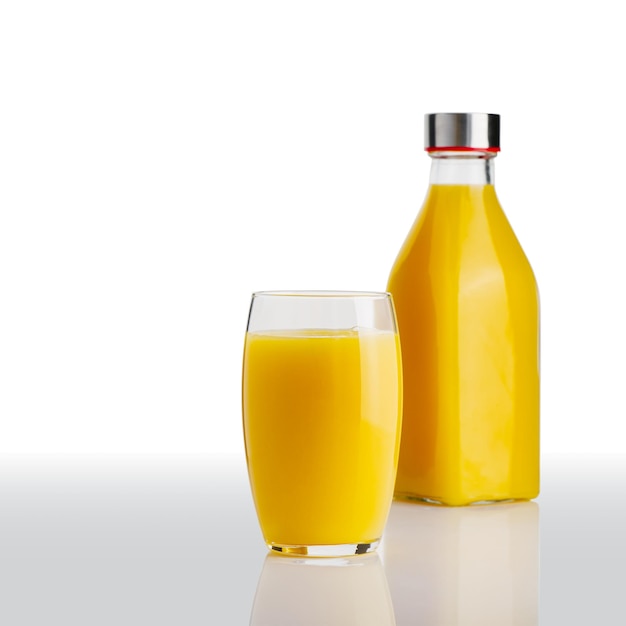 Verre de jus d'orange et bouteille de jus d'orange jus tropical frais