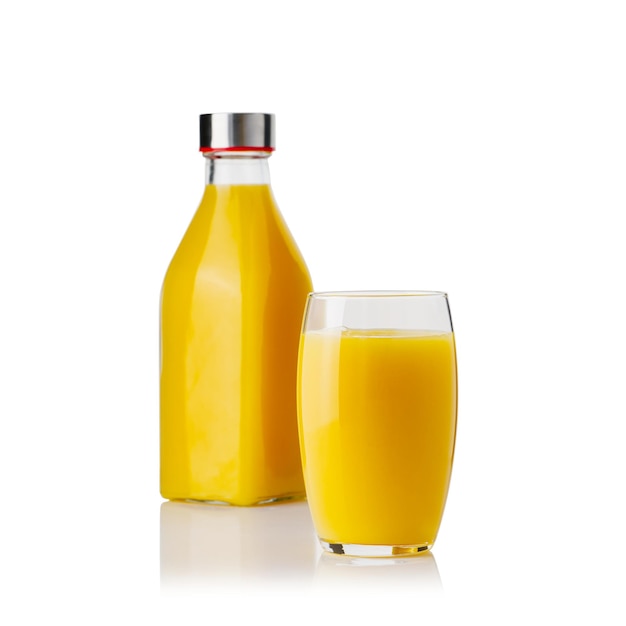 Verre de jus d'orange et bouteille de jus d'orange jus tropical frais