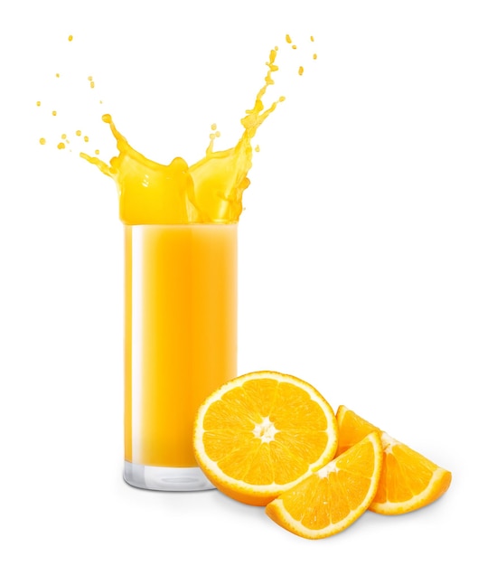 verre de jus d'orange éclaboussé avec des oranges coupées isolées sur fond blanc