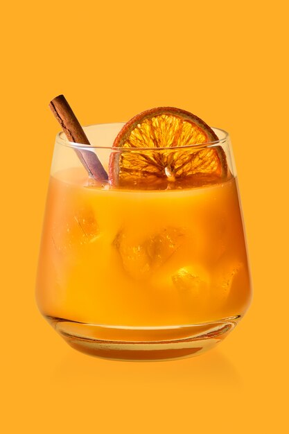 Photo verre de jus d'orange épicé avec de la glace